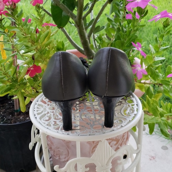 🎁Adrienne Vittadini black and grey pumps 2 1/2" - Picture 3 of 5